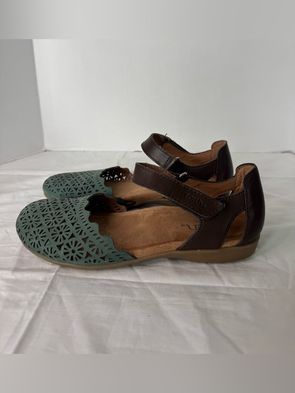 Earth Women's Bronnie perforated flat sandals Size 7M
